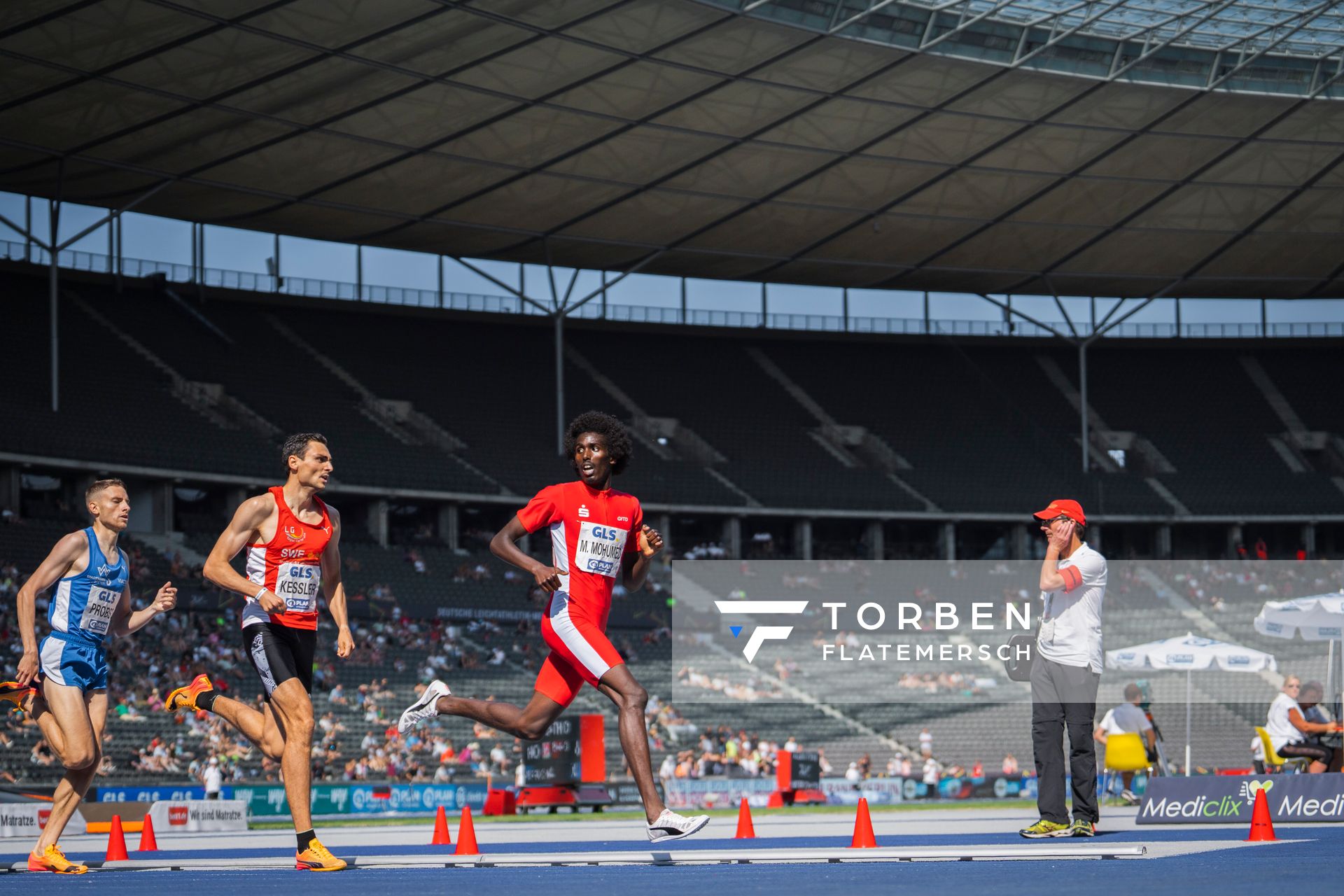 Mohamed Mohumed (LG Olympia Dortmund) dreht sich um und sieht nach Christoph Kessler (LG Region Karlsruhe) und Marius Probst (TV Wattenscheid 01) ueber 1500m waehrend der deutschen Leichtathletik-Meisterschaften im Olympiastadion am 26.06.2022 in Berlin